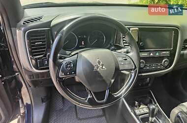 Позашляховик / Кросовер Mitsubishi Outlander 2018 в 