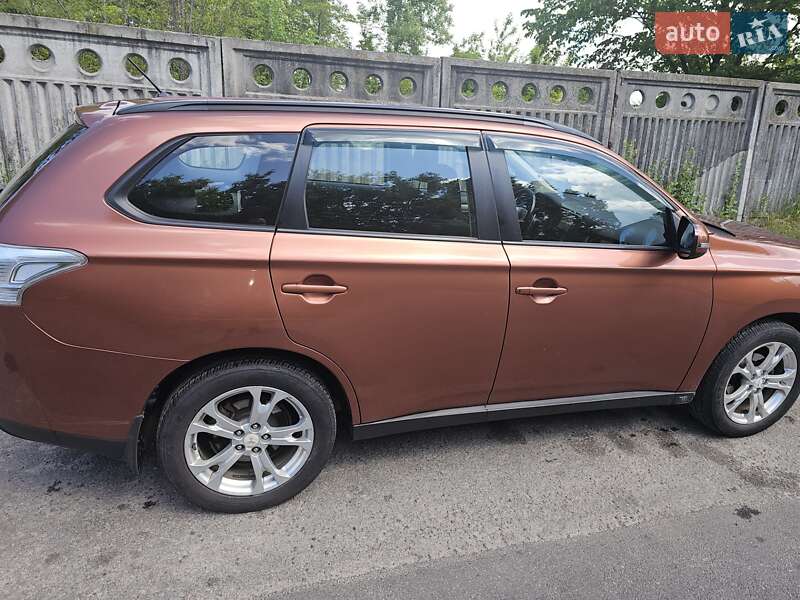 Позашляховик / Кросовер Mitsubishi Outlander 2013 в Києві