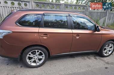 Внедорожник / Кроссовер Mitsubishi Outlander 2013 в 