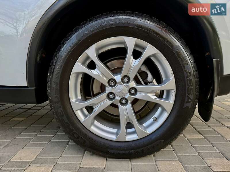 Позашляховик / Кросовер Mitsubishi Outlander 2015 в Одесі