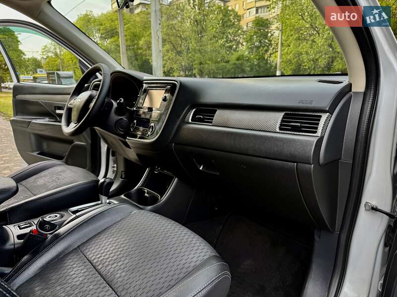 Позашляховик / Кросовер Mitsubishi Outlander 2015 в Одесі