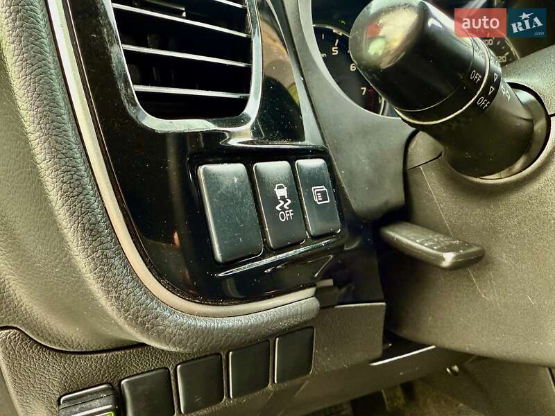 Позашляховик / Кросовер Mitsubishi Outlander 2015 в Одесі