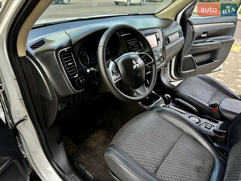 Позашляховик / Кросовер Mitsubishi Outlander 2015 в Одесі