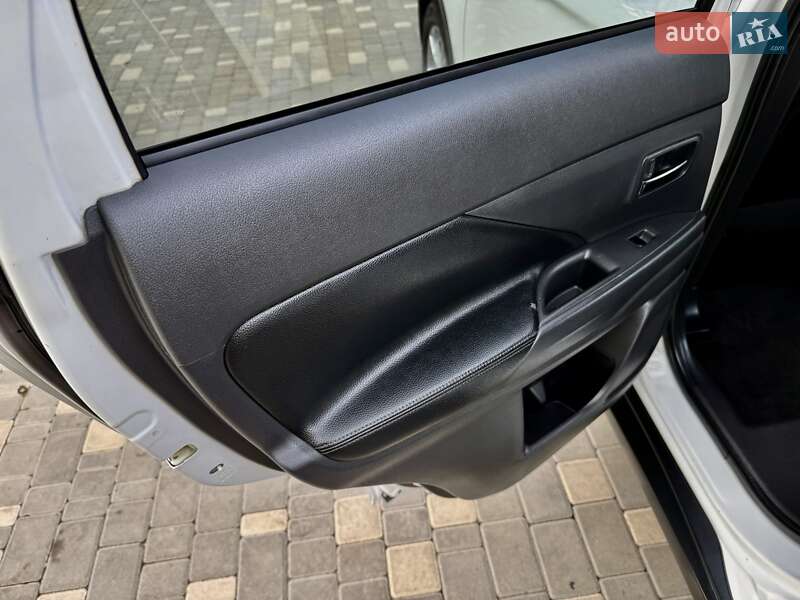 Позашляховик / Кросовер Mitsubishi Outlander 2015 в Одесі