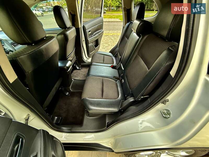 Позашляховик / Кросовер Mitsubishi Outlander 2015 в Одесі
