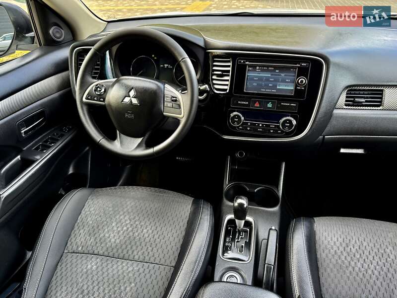 Позашляховик / Кросовер Mitsubishi Outlander 2015 в Одесі