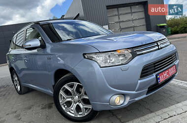Внедорожник / Кроссовер Mitsubishi Outlander 2014 в 