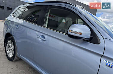 Внедорожник / Кроссовер Mitsubishi Outlander 2014 в 