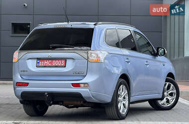 Внедорожник / Кроссовер Mitsubishi Outlander 2014 в 