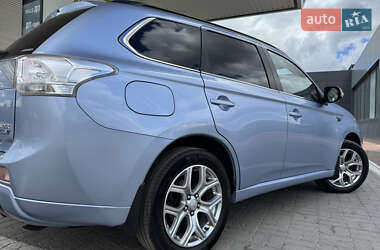 Внедорожник / Кроссовер Mitsubishi Outlander 2014 в 