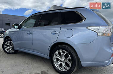 Внедорожник / Кроссовер Mitsubishi Outlander 2014 в 