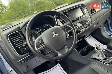 Внедорожник / Кроссовер Mitsubishi Outlander 2014 в 