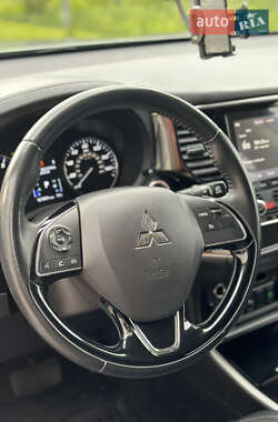 Внедорожник / Кроссовер Mitsubishi Outlander 2020 в 