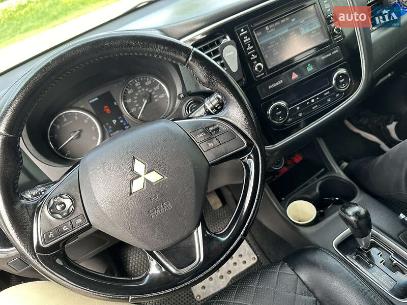 Позашляховик / Кросовер Mitsubishi Outlander 2015 в Полтаві
