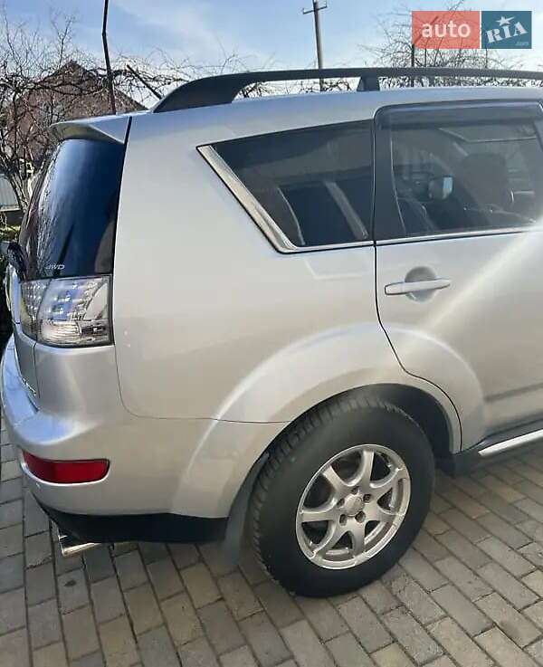 Позашляховик / Кросовер Mitsubishi Outlander 2011 в Мілієве