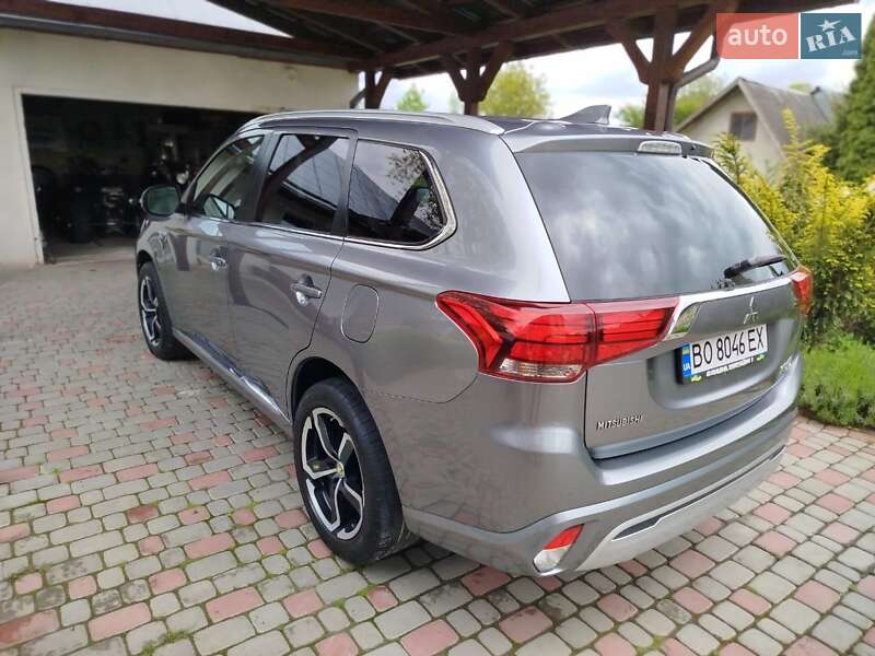 Позашляховик / Кросовер Mitsubishi Outlander 2018 в Тернополі