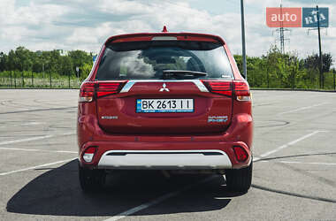 Позашляховик / Кросовер Mitsubishi Outlander 2018 в 