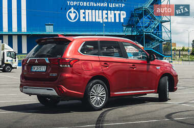 Позашляховик / Кросовер Mitsubishi Outlander 2018 в 