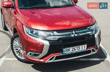 Позашляховик / Кросовер Mitsubishi Outlander 2018 в 