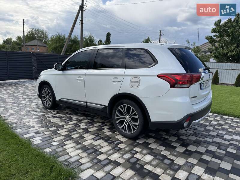 Позашляховик / Кросовер Mitsubishi Outlander 2017 в Чорнобаї