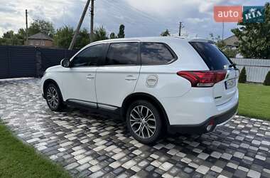 Внедорожник / Кроссовер Mitsubishi Outlander 2017 в 