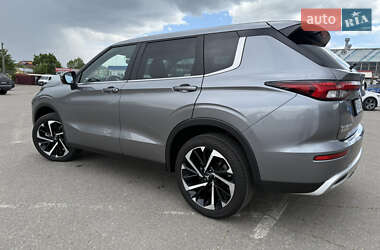 Внедорожник / Кроссовер Mitsubishi Outlander 2023 в 