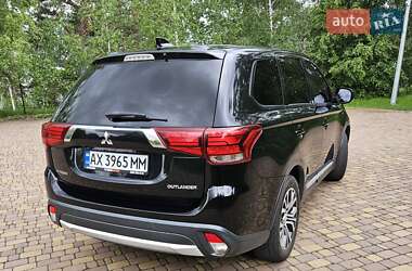 Внедорожник / Кроссовер Mitsubishi Outlander 2016 в 