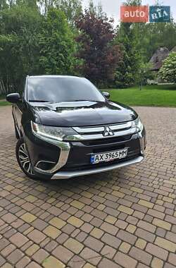 Внедорожник / Кроссовер Mitsubishi Outlander 2016 в 