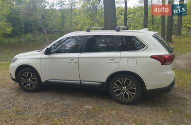 Позашляховик / Кросовер Mitsubishi Outlander 2017 в 