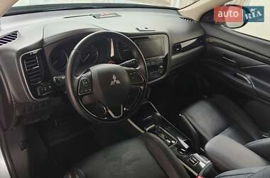 Внедорожник / Кроссовер Mitsubishi Outlander 2017 в 