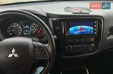 Внедорожник / Кроссовер Mitsubishi Outlander 2017 в 