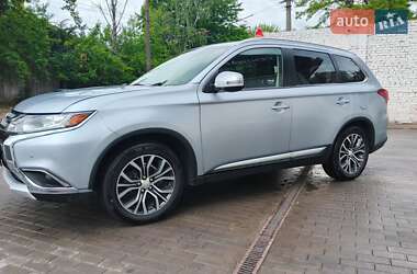 Внедорожник / Кроссовер Mitsubishi Outlander 2017 в 