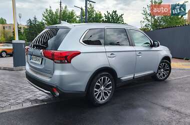 Внедорожник / Кроссовер Mitsubishi Outlander 2017 в 