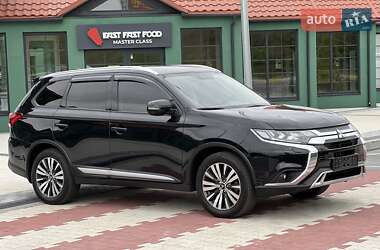 Внедорожник / Кроссовер Mitsubishi Outlander 2021 в 