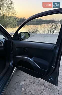 Внедорожник / Кроссовер Mitsubishi Outlander 2010 в 