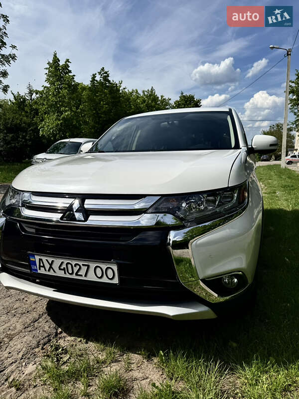 Внедорожник / Кроссовер Mitsubishi Outlander 2016 в 