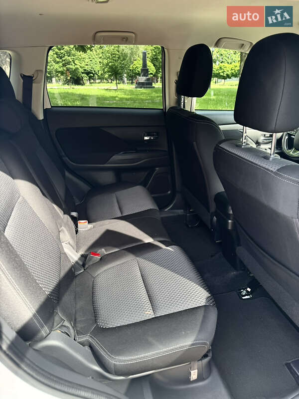 Позашляховик / Кросовер Mitsubishi Outlander 2016 в Харкові