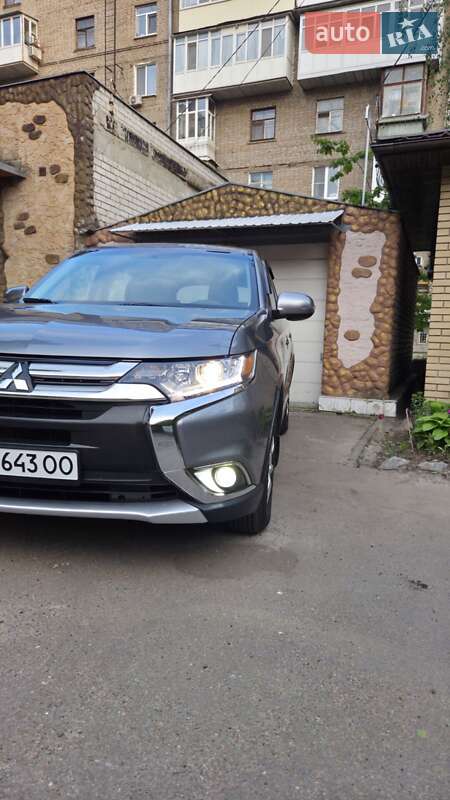 Позашляховик / Кросовер Mitsubishi Outlander 2016 в Харкові