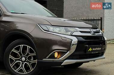 Позашляховик / Кросовер Mitsubishi Outlander 2015 в 