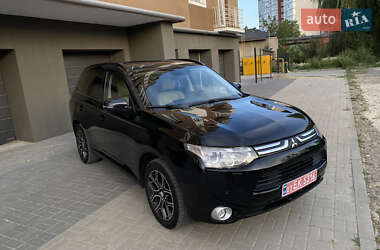Позашляховик / Кросовер Mitsubishi Outlander 2013 в 