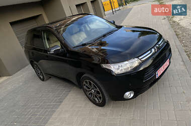 Позашляховик / Кросовер Mitsubishi Outlander 2013 в 
