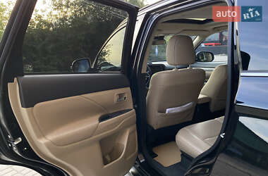 Позашляховик / Кросовер Mitsubishi Outlander 2013 в 