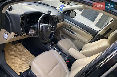 Позашляховик / Кросовер Mitsubishi Outlander 2013 в 