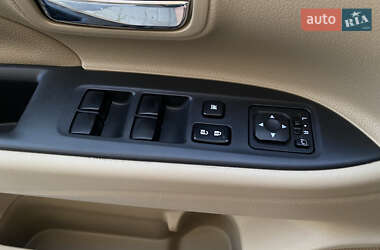 Позашляховик / Кросовер Mitsubishi Outlander 2013 в 