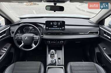 Позашляховик / Кросовер Mitsubishi Outlander 2022 в 