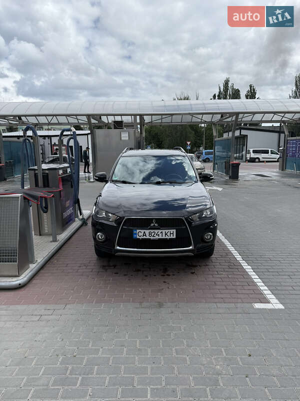 Внедорожник / Кроссовер Mitsubishi Outlander 2012 в 