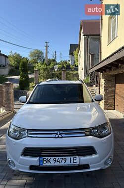 Внедорожник / Кроссовер Mitsubishi Outlander 2014 в 