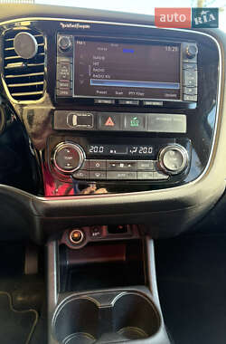 Внедорожник / Кроссовер Mitsubishi Outlander 2014 в 