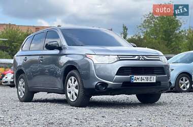 Внедорожник / Кроссовер Mitsubishi Outlander 2013 в 