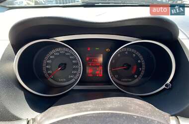 Позашляховик / Кросовер Mitsubishi Outlander 2012 в 